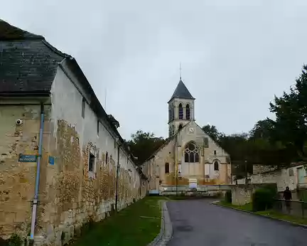 042 L’église Notre Dame de l’Assomption à Montgeroult domine la vallée